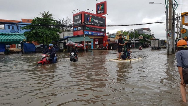 Đường Sài Gòn ngập như sông: Bão đi, nước ở lại - Hình 7