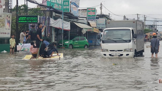 Đường Sài Gòn ngập như sông: Bão đi, nước ở lại - Hình 3