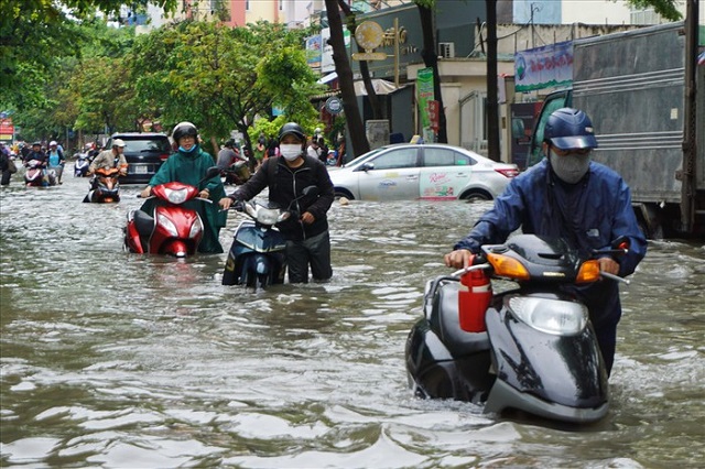 Đường Sài Gòn ngập như sông: Bão đi, nước ở lại - Hình 5