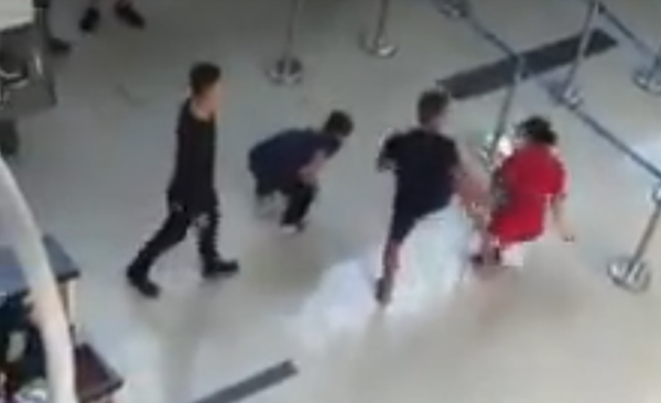 Khởi tố 3 đối tượng hành hung nhân viên hàng không Vietjet Air