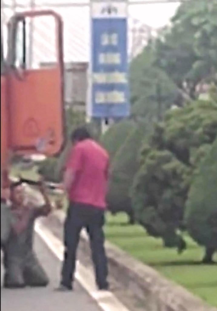 Đà Nẵng: Xem xét hành vi tài xế container bắt đồng nghiệp quỳ lạy giữa đường - Hình 1