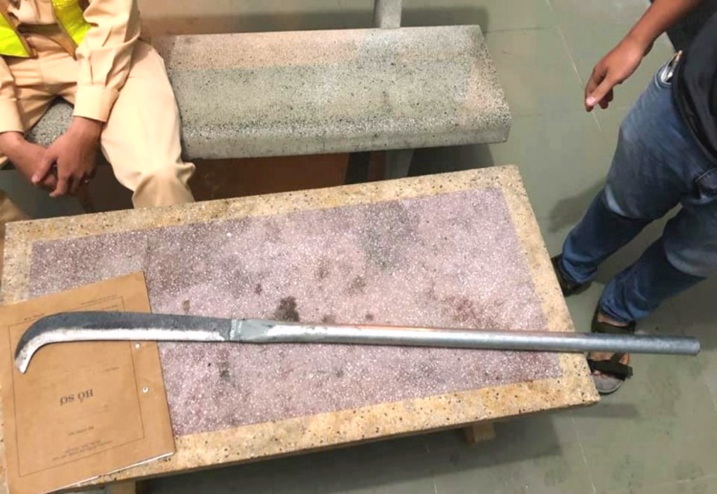 Đà Nẵng: Xem xét hành vi tài xế container bắt đồng nghiệp quỳ lạy giữa đường - Hình 2