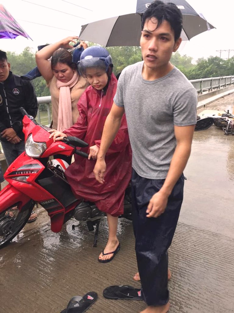 Quảng Nam: Hình ảnh đẹp của nam thanh niên cứu người gặp nạn vì bão số 9 - Hình 1