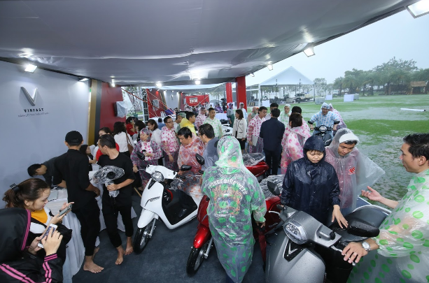 Đội mưa mua xe tại lễ ra mắt và mở bán xe VinFast tại TP. Hồ Chí Minh - Hình 1