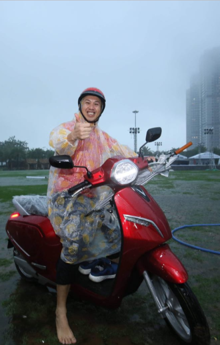 Đội mưa mua xe tại lễ ra mắt và mở bán xe VinFast tại TP. Hồ Chí Minh - Hình 2
