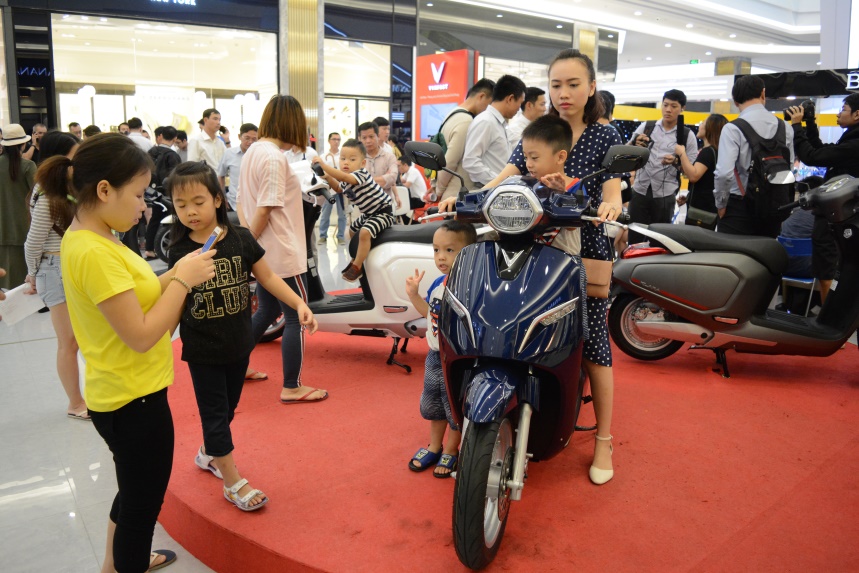 Đội mưa mua xe tại lễ ra mắt và mở bán xe VinFast tại TP. Hồ Chí Minh - Hình 9