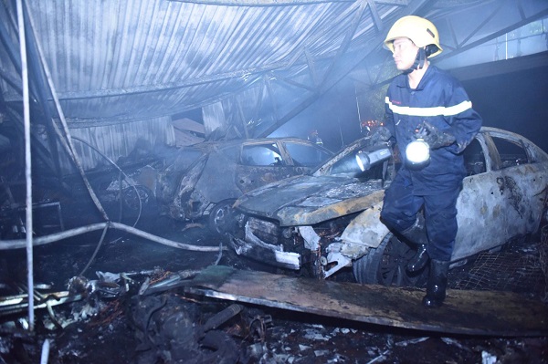 Hà Nội: Thiệt hại nhiều ô tô sau vụ cháy lớn trên đường Nam Trung Yên - Hình 1