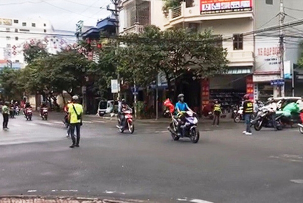 Nam Định: Truy tìm nhóm phượt thủ tự ý ngăn đường, phóng xe vượt đèn đỏ - Hình 1