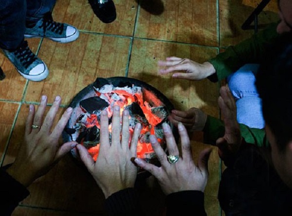 Nghệ An: Đốt than sưởi ấm, 1 người tử vong, 3 người nhập viện