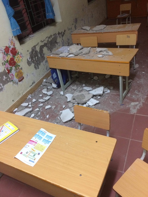 Lý Học - Vĩnh Bảo: Bất thình lình cả mảng vữa trên trần nhà rơi trúng 3 học sinh phải đi cấp cứu - Hình 1