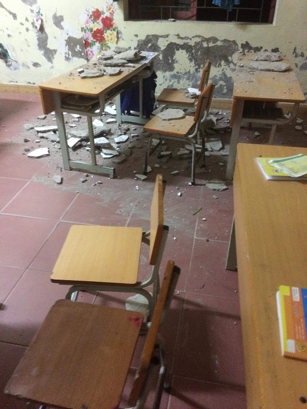 Lý Học - Vĩnh Bảo: Bất thình lình cả mảng vữa trên trần nhà rơi trúng 3 học sinh phải đi cấp cứu - Hình 2