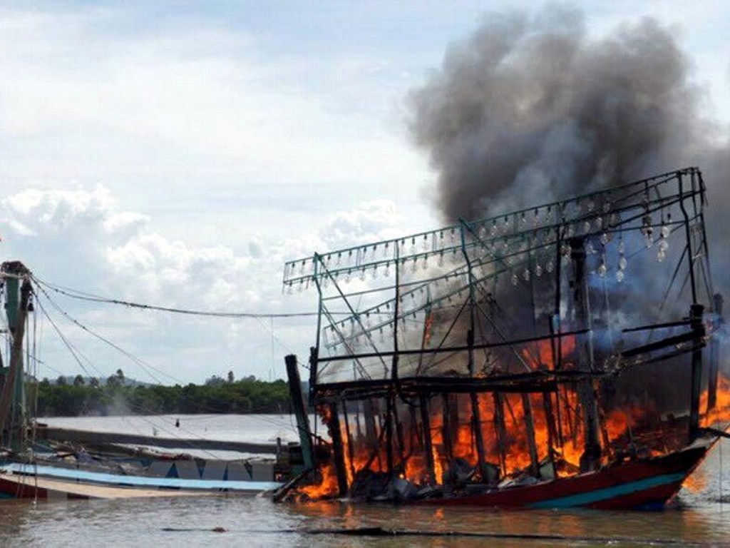 Quảng Nam: Tàu cá bất ngờ bốc cháy, thiệt hại gần 10 tỷ đồng - Hình 1