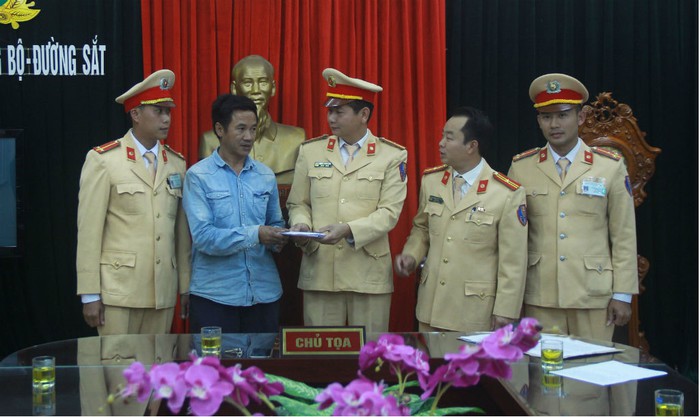 Thanh Hóa: Người dân nhận lại 30 triệu đồng từ Đội CSGT số 6 sau khi đánh rơi bên lề đường