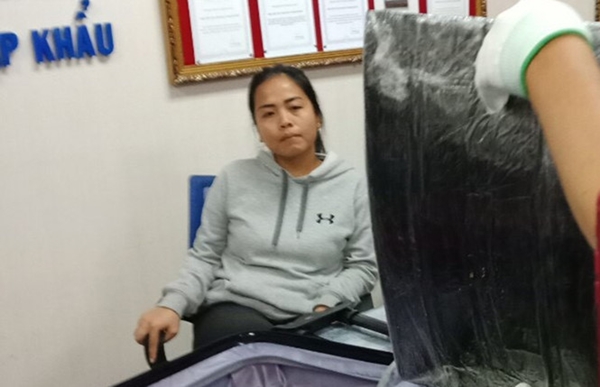 Nữ hành khách quốc tịch Malaysia ngụy trang 4,42 kg cocaine trong thành vali