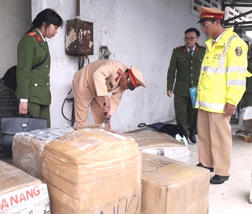 Xe khách Đà Nẵng – Lào: Chở 37 thùng xốp chứa nội tạng động vật không nguồn gốc