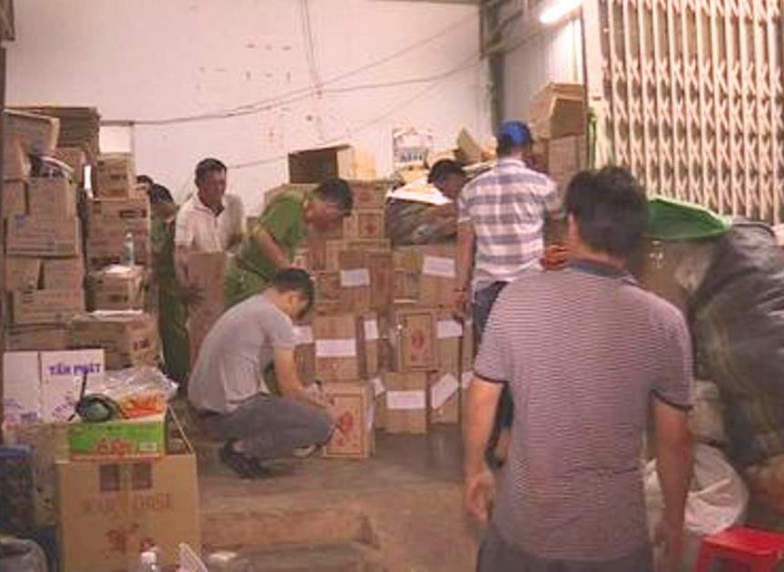 Đắk Lắk: Hơn 10 tấn bột ngọt, hạt nêm giả sắp tuồn ra thị trường trong dịp Tết bị bắt - Hình 1