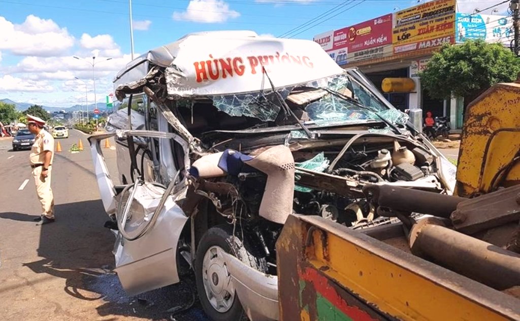 Gia Lai: Dân cạy cửa, giải cứu 2 phụ nữ bị mắc kẹt trong cabin xe