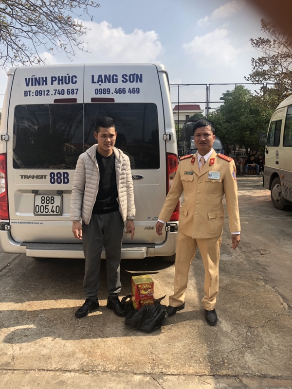 Bắc Giang: Phát hiện 4 kg pháo nổ trên xe khách - Hình 1