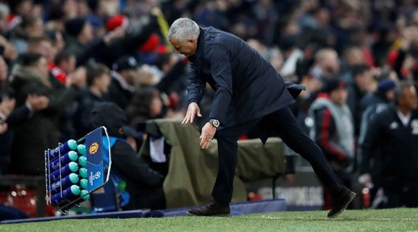 HLV Jose Mourinho bị UEFA "sờ gáy"
