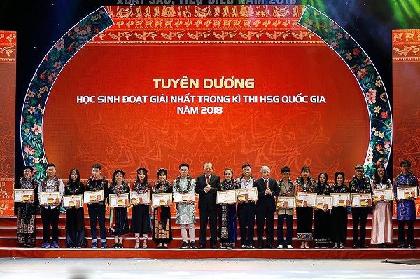 Bac A Bank và Quỹ Vì Tầm Vóc Việt trao học bổng 2018 cho học sinh, sinh viên