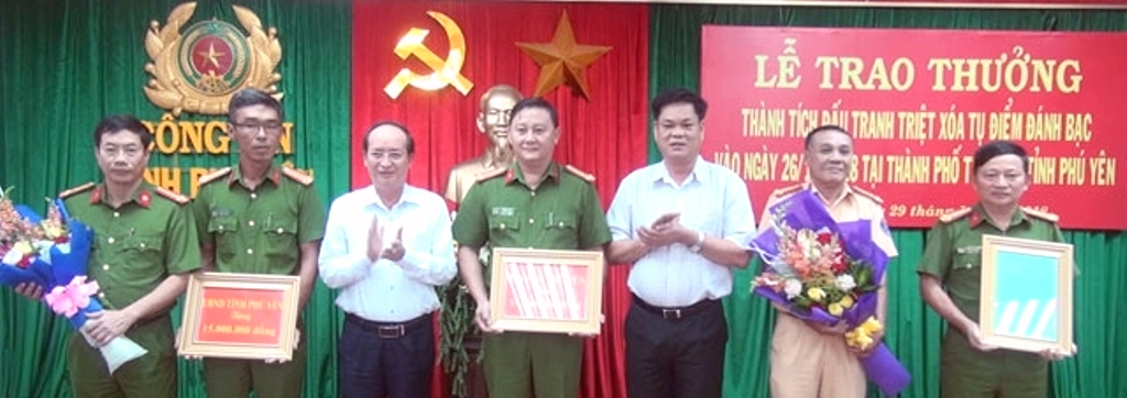 Phú Yên: Khen thưởng lực lượng triệt phá tụ điểm đánh bạc quy mô lớn - Hình 1