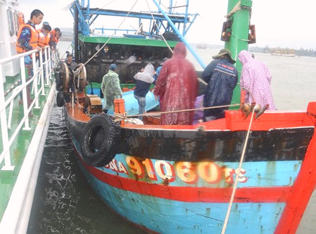 Đà Nẵng: Vật lộn cùng sóng gió, tàu Cảnh sát biển cứu 10 ngư dân về nơi an toàn - Hình 1