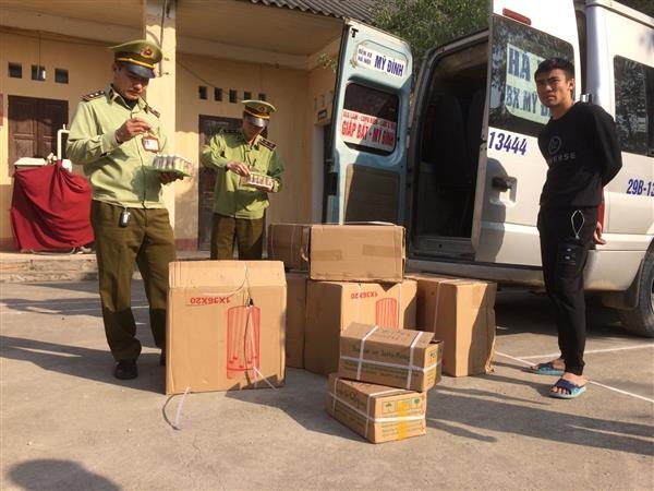 QLTT Lạng Sơn: Thu giữ lô sản phẩm kẹo, rau củ cay do Trung Quốc sản xuất - Hình 1