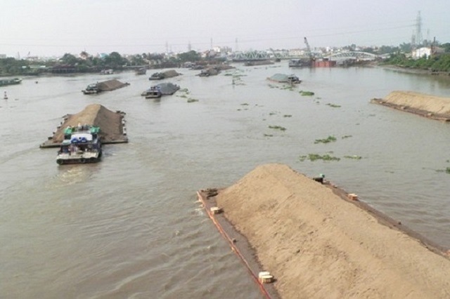 Vinh Long: Sạt lở bờ sông ngày càng nghiêm trọng do nạn khai thác cát trái phép?