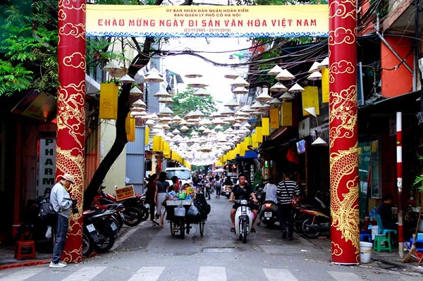 Chiêm ngưỡng vẻ đẹp “con đường nón” lá giữa lòng phố cổ Hà Nội