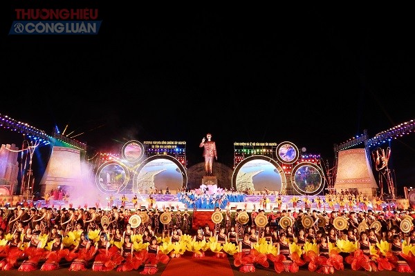 Bữa tiệc đa sắc màu tại lễ bế mạc Festival Văn hóa Cồng chiêng Tây Nguyên 2018 - Hình 1