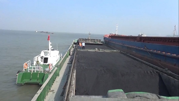 Bắt 2.000 tấn than bã xít trái phép tại khu vực biển Hải Phòng - Hình 1