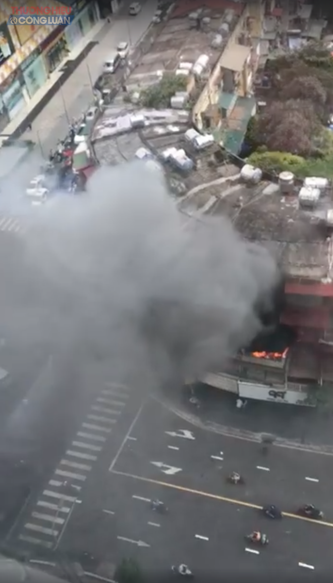 Hà Nội: Cháy lớn tại tập thể cũ trên phố Tôn Thất Tùng - Hình 5