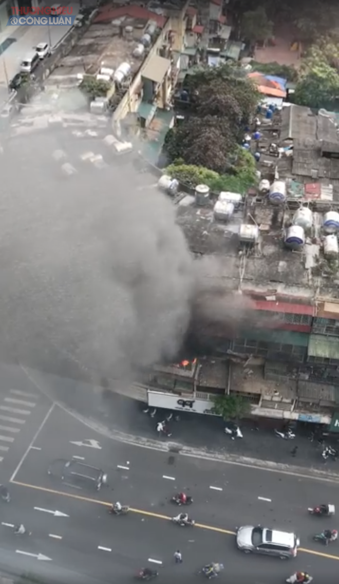 Hà Nội: Cháy lớn tại tập thể cũ trên phố Tôn Thất Tùng - Hình 6
