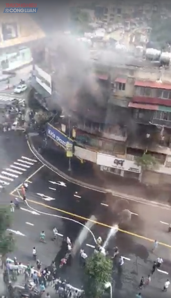 Hà Nội: Cháy lớn tại tập thể cũ trên phố Tôn Thất Tùng - Hình 4