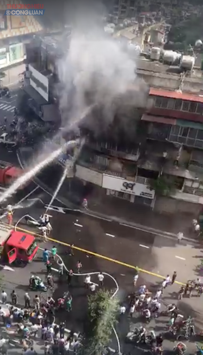 Hà Nội: Cháy lớn tại tập thể cũ trên phố Tôn Thất Tùng - Hình 8