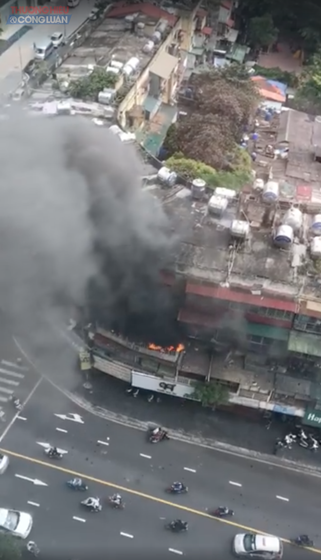 Hà Nội: Cháy lớn tại tập thể cũ trên phố Tôn Thất Tùng - Hình 3