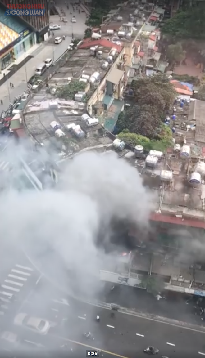 Hà Nội: Cháy lớn tại tập thể cũ trên phố Tôn Thất Tùng - Hình 2
