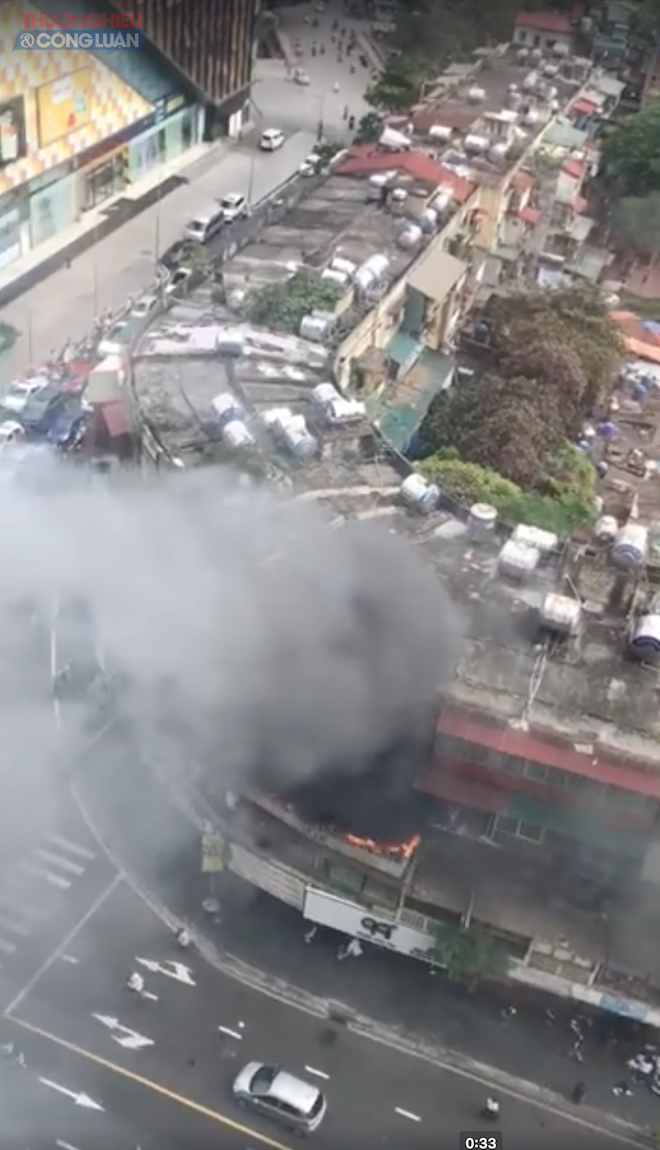 Hà Nội: Cháy lớn tại tập thể cũ trên phố Tôn Thất Tùng - Hình 1