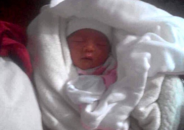 Hải Dương: Phát hiện bé trai sơ sinh bị bỏ rơi trước cổng chùa