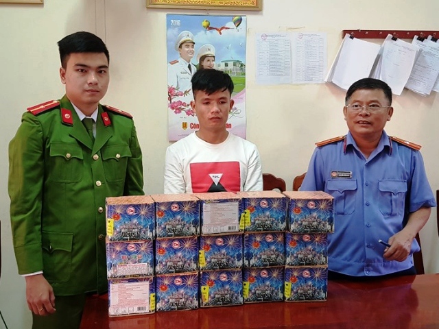 Nghệ An: Bắt quả tang đối tượng buôn bán 21 kg pháo nổ - Hình 1