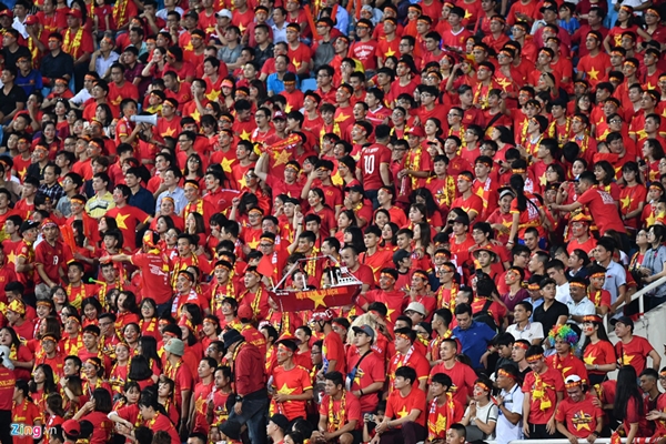 Những hàng ghế trống ở Bacolod và chiếc vé đắt đỏ tại Mỹ Đình