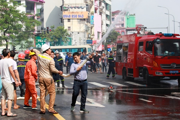 Vụ cháy NTT phố Tôn Thất Tùng (Hà Nội): Nhân viên Eurowindow tham gia dập lửa cùng người dân - Hình 2
