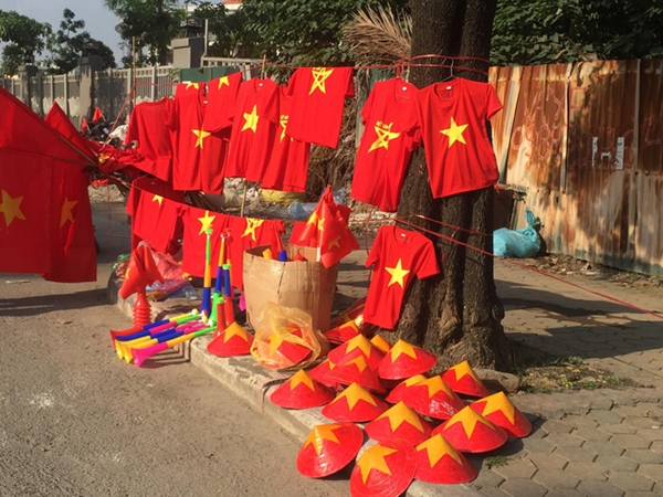 Việt Nam & Philippines: Người hâm mộ háo hức chuẩn bị ‘đồ nghề’ cổ vũ cho ĐT - Hình 8