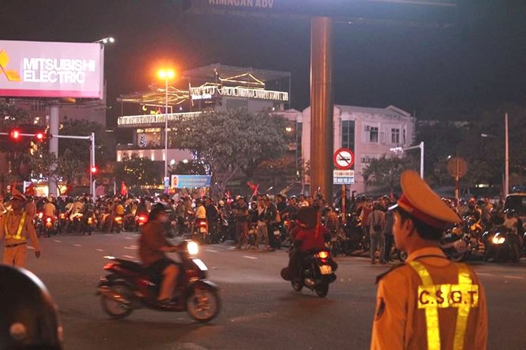 Đà Nẵng: Cảnh sát giao thông thức “trắng” đêm cùng người hâm mộ - Hình 1