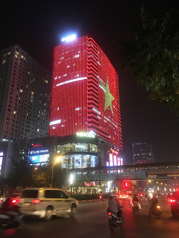 Quốc kỳ bằng đèn LED khổng lồ cổ vũ đội tuyển Việt Nam - Hình 1
