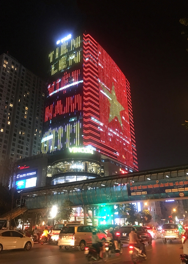 Quốc kỳ bằng đèn LED khổng lồ cổ vũ đội tuyển Việt Nam