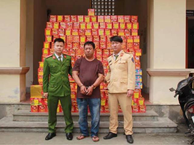 Nghệ An: Bắt quả tang đối tượng vận chuyển 500 kg pháo nổ - Hình 1