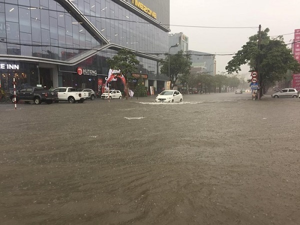 TP. Vinh: Mưa lớn kéo dài khiến nhiều tuyến phố ngập nước - Hình 1