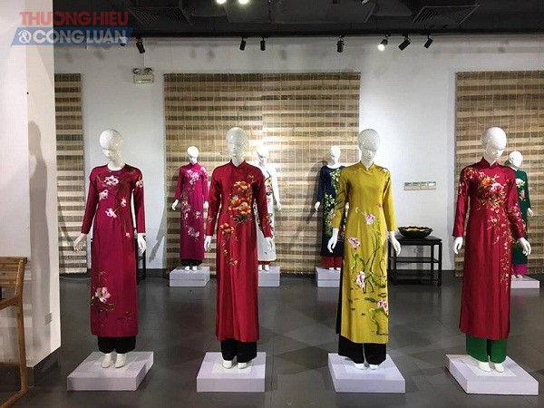 Người dân Thủ đô lần đầu được chiêm ngưỡng Bộ sản phẩm Trang phục APEC 2017 - Hình 4
