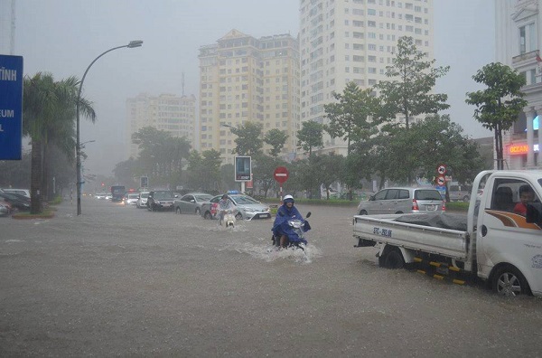 TP. Vinh: Mưa lớn kéo dài khiến nhiều tuyến phố ngập nước - Hình 3